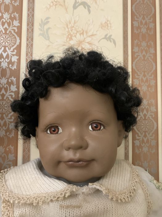 Кукла фарфоровая.