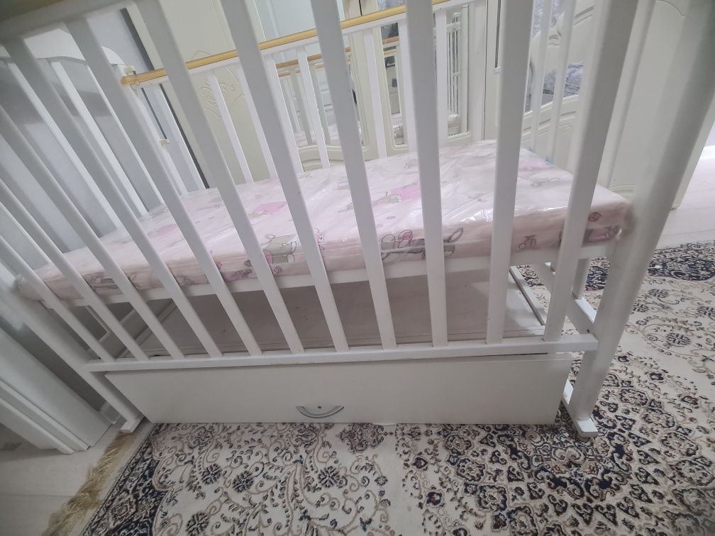 Продам детскую кровать с матрасом