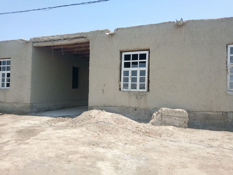 8 sotiqli hovli sotiladi