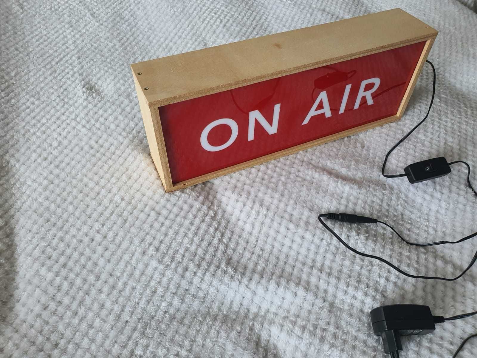 Semn luminos rosu "ON AIR" din lemn, design retro