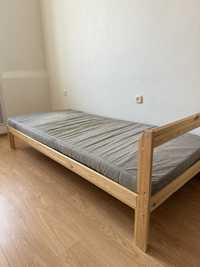 Продаю кровать деревянную с матрасом