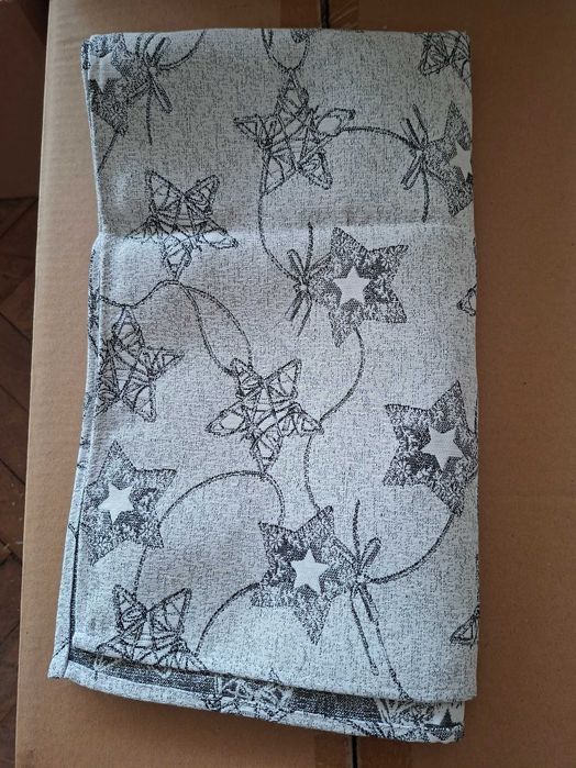 Продавам коледни покривки и тишлайфери