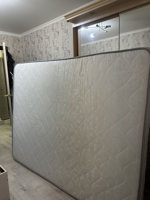 Подам двуспальную кровать с матрасом