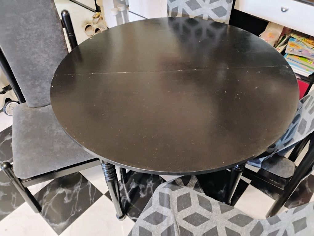 Продавам кухненска маса с 4 стола. .