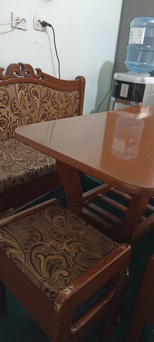 Kuxonniy ugolok sotiladi. 2ta divan+stol+3ta pufik bor.