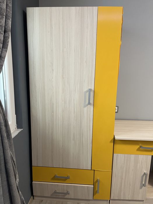 Секция с жълто фолио, но отдолу е синия