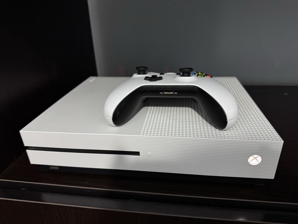 Продается Xbox one s 1 tb