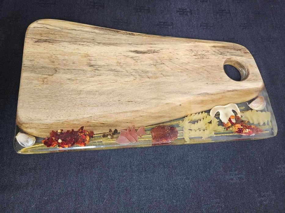 Дъска за сервиране и рязане, епоксидна смола и дърво