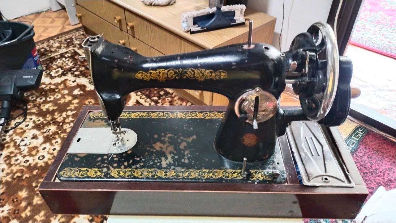 Швейная  машина (ручная)