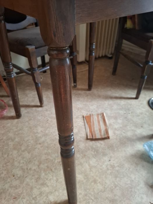 Подарявам  разтегателна дървена трапезарна маса със струговани  крака