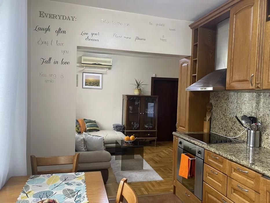 Дава се под наем Тристаен апартамент в Варна, Център - 90 кв.м за 800 € - Снимка #1