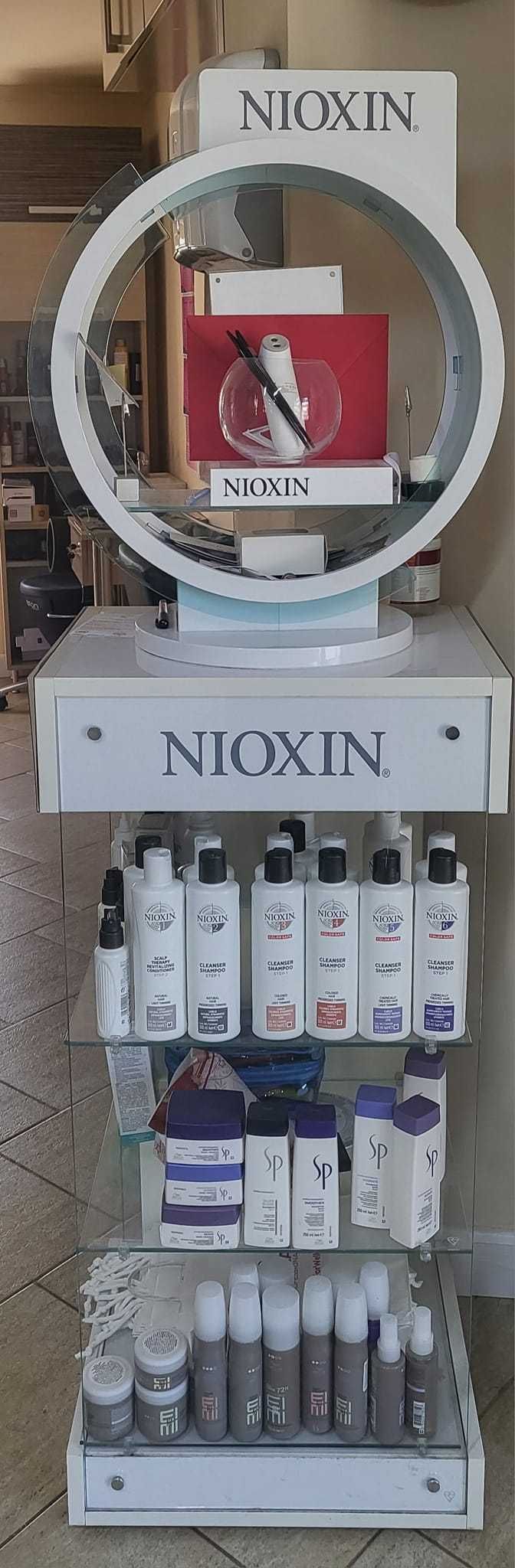 Vitrina produse profesionale cu emblema Nioxin