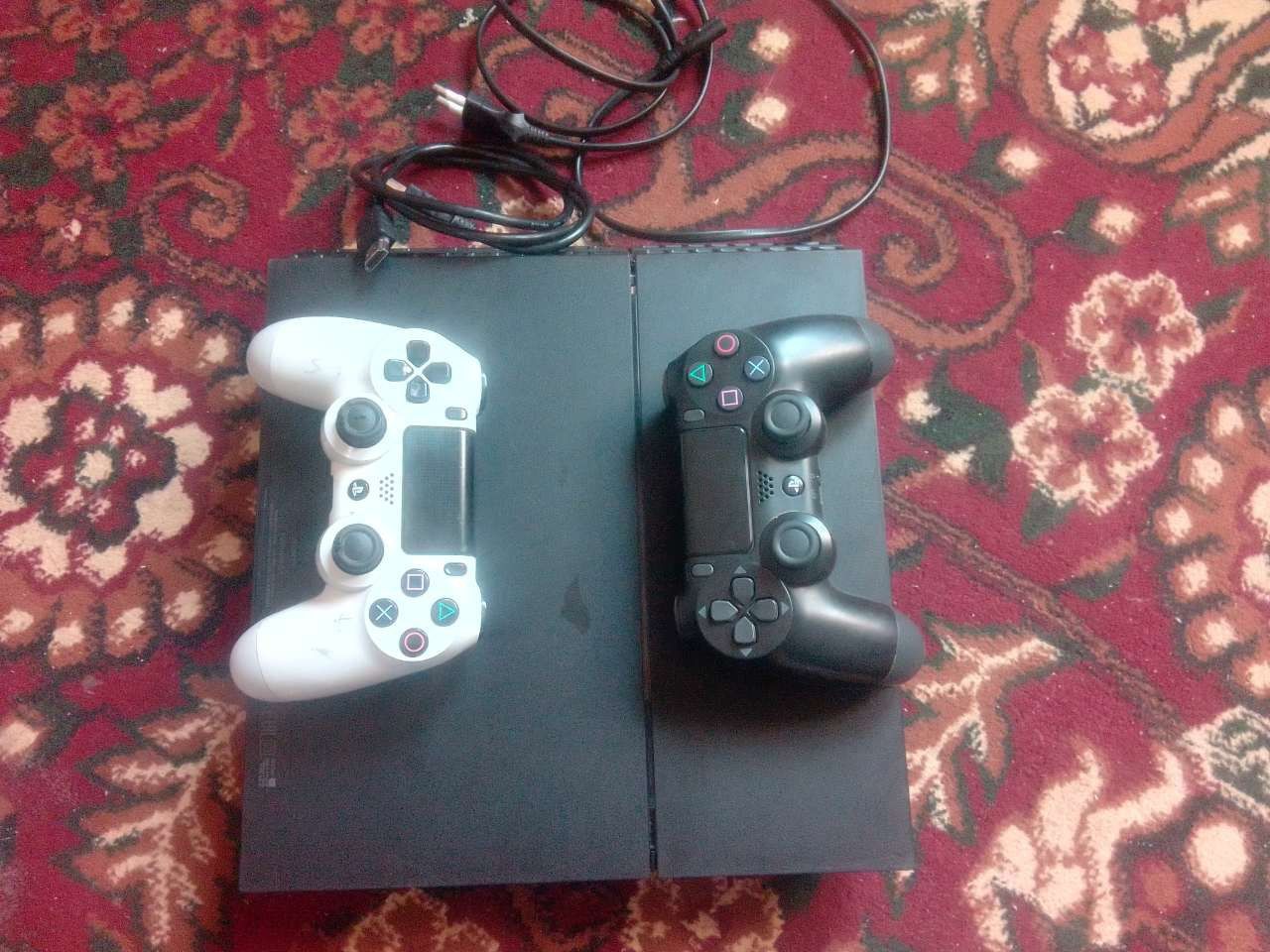 PS4 sotiladi ajoyib xolatda