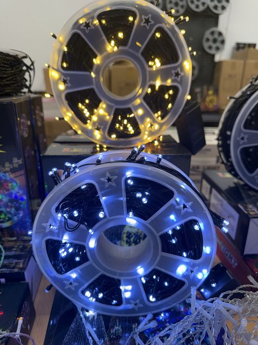 Instalatie brad diferite culori si jocuri de lumini