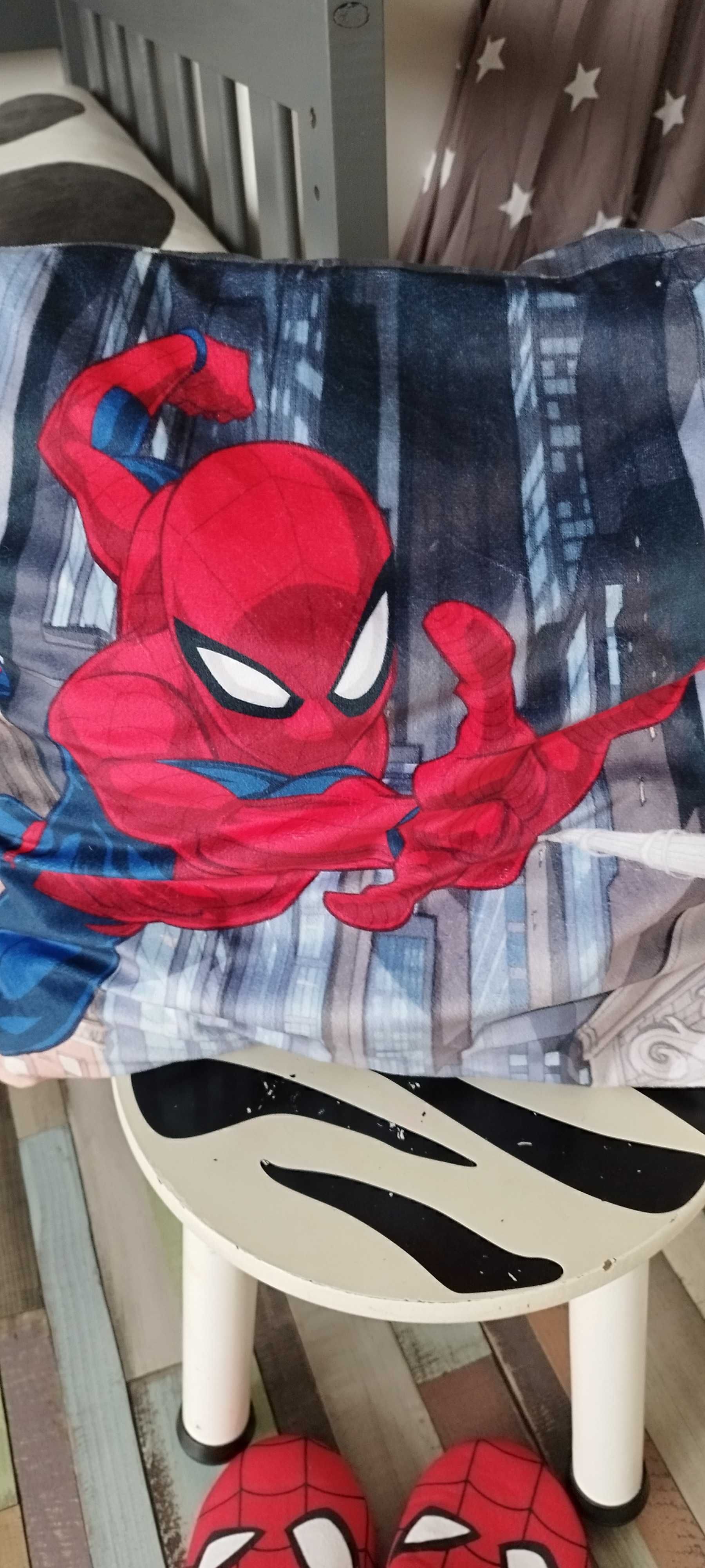 Комплект Spiderman Човекът паяк Спайдърмен пантофи + възглавница