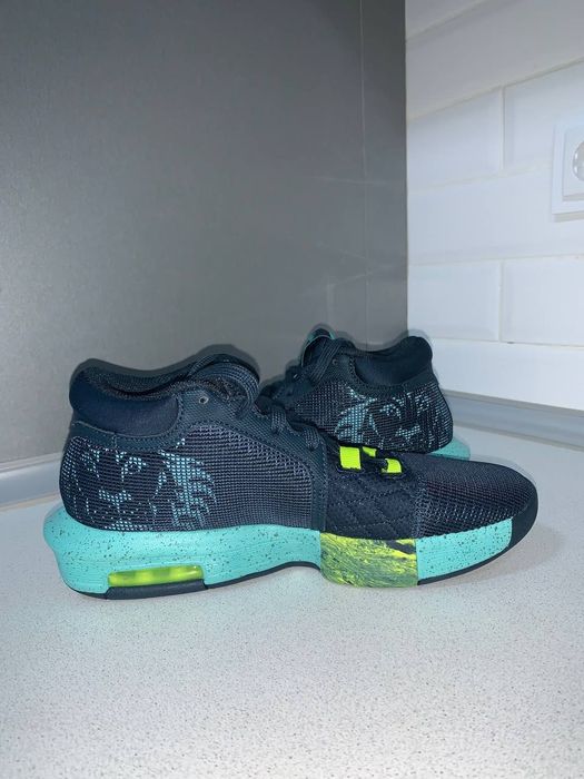 Кроссовки Nike Lebron