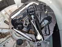 Kit Trusa Spuma Cric Cheie Roti Carlig Remorcare VW Jetta 3 2005 - 2010 Cod Culoare LC9X