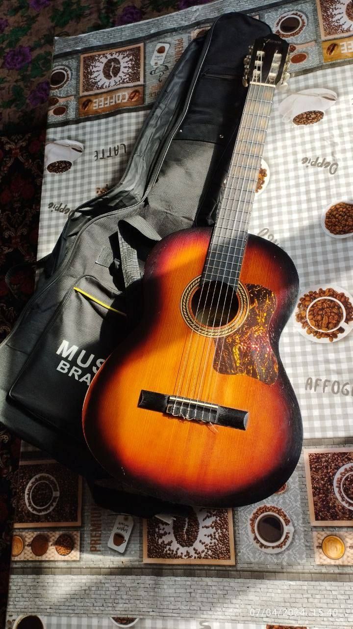 "Klassik gitara sotiladi"