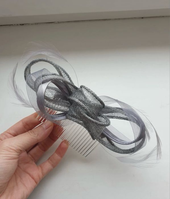 Accesoriu par gri cu pene Meli Melo