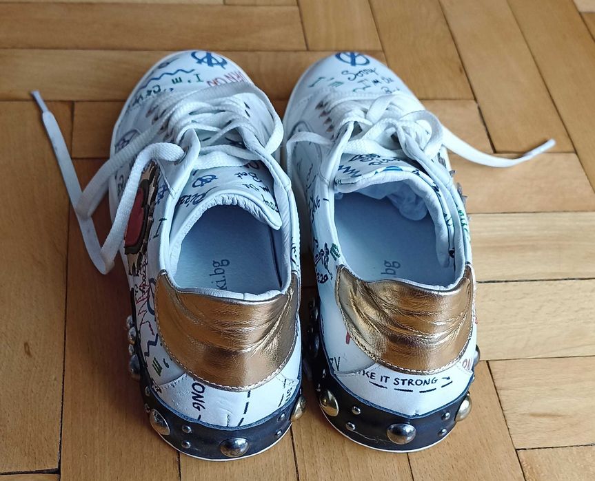 Бели дамски кецове с апликация сърце и декоративни надписи и елементи