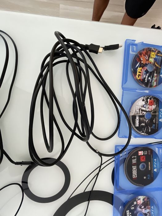 Vand PS4 slim cu doua manete , 13 jocuri , cablu HDMI