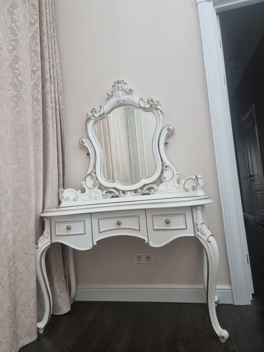 Продам изящное белоснежное трюмо