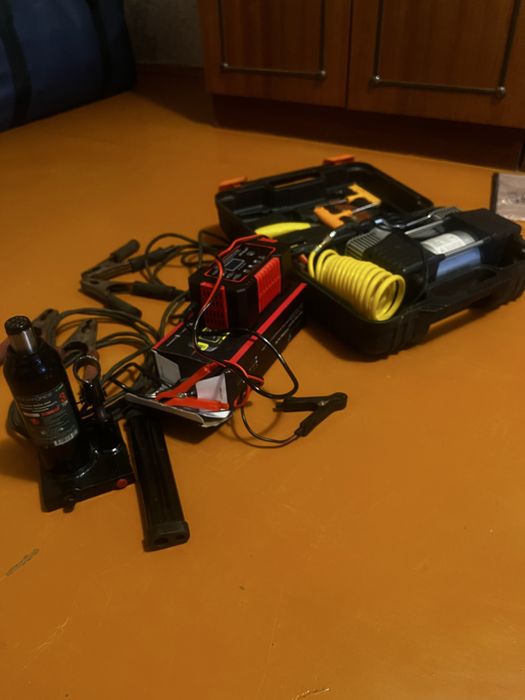 Продам, домкрат, насос, зарядное устройсво, провода доя прикуривания