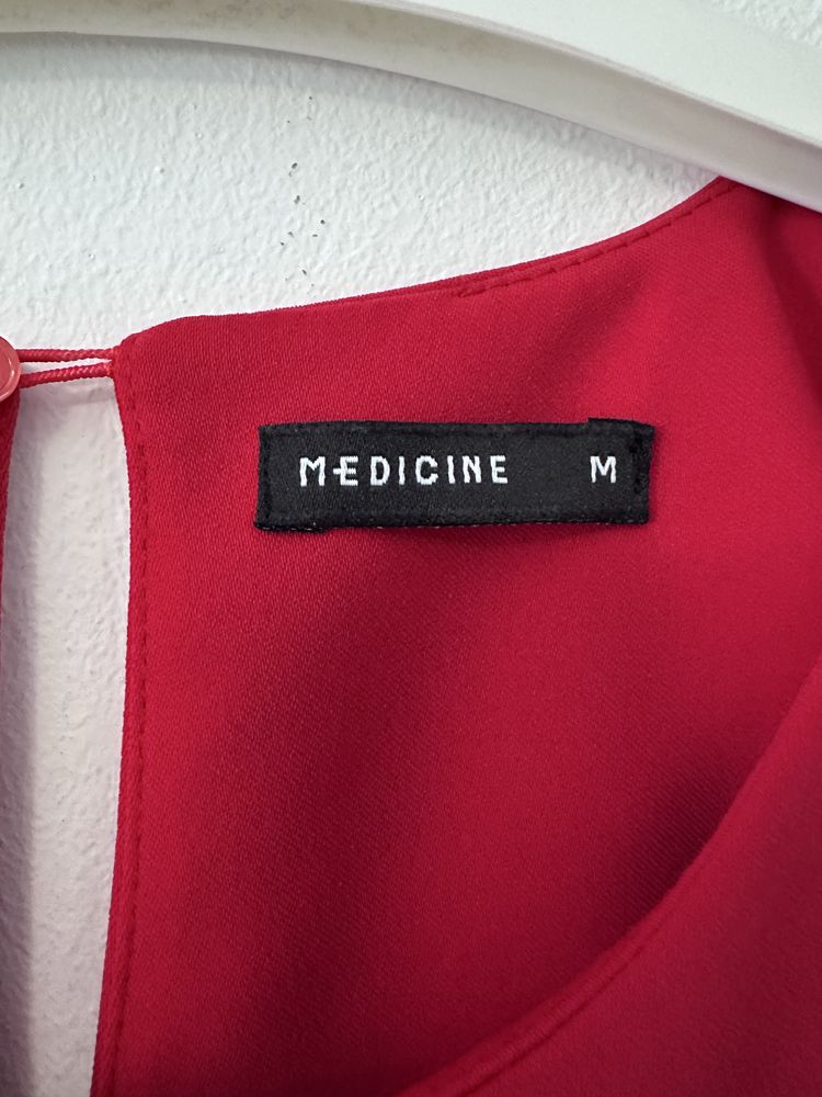 Червена рокля Medicine