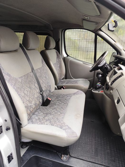 OPEL VIVARO            a