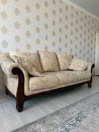Продаю диван в классическом стиле с деревянными ножками