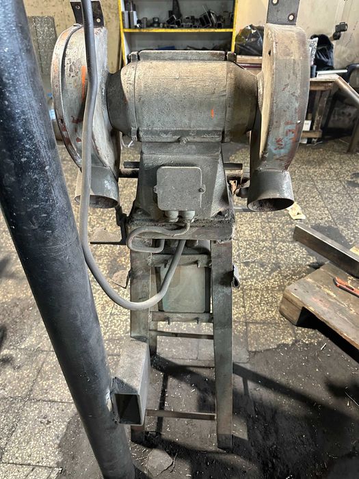 Шмиргел, трифазен, работещ.