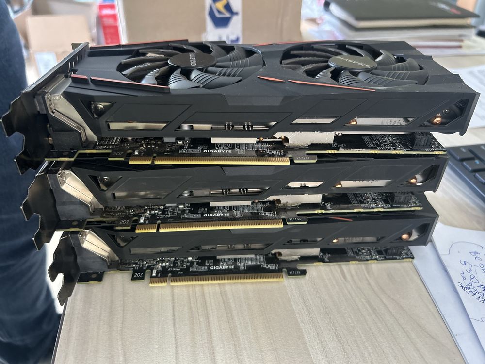 продавам карти Gigabite 580/8gb