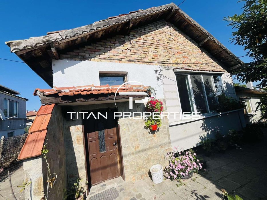 Ексклузивна оферта! Едноетажна къща с двор в кв. Долно езерово