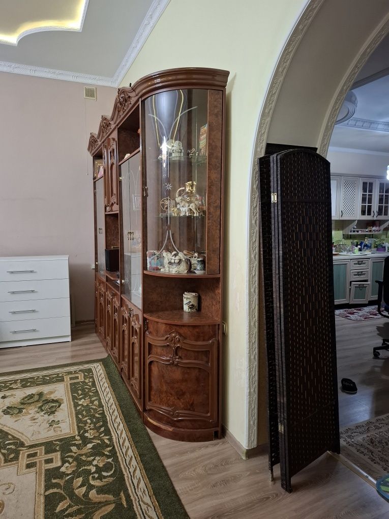 Шкаф витрина трюмо для посуды
