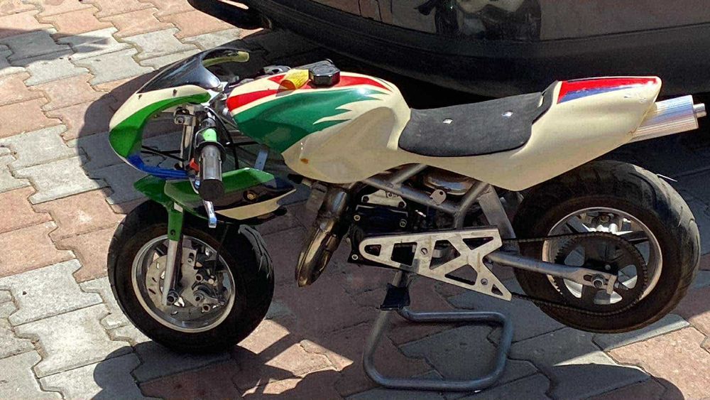 2 Motociclete mici – rapide, modificate – nu sunt pentru copii!