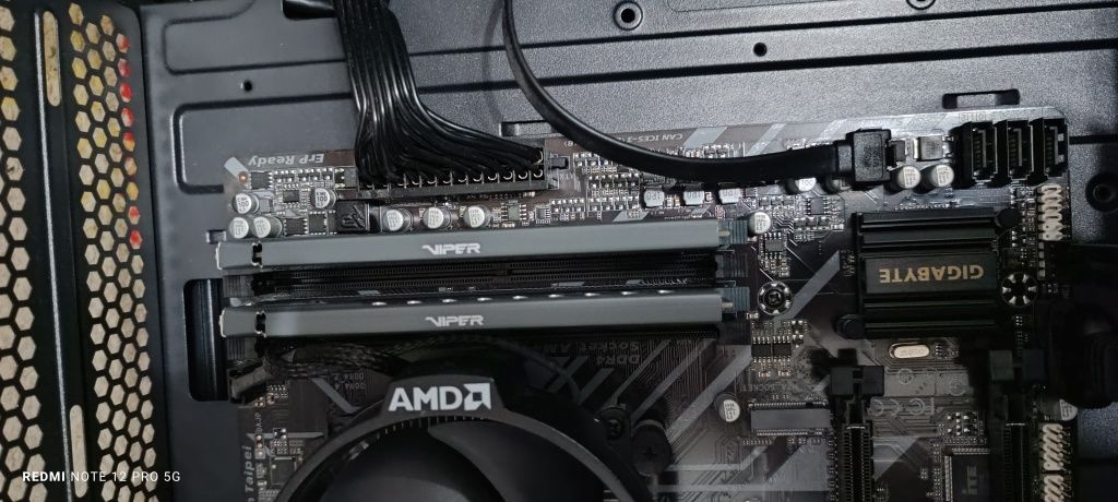 Vând AMD Ryzen 5/2400g/ 8gb ram