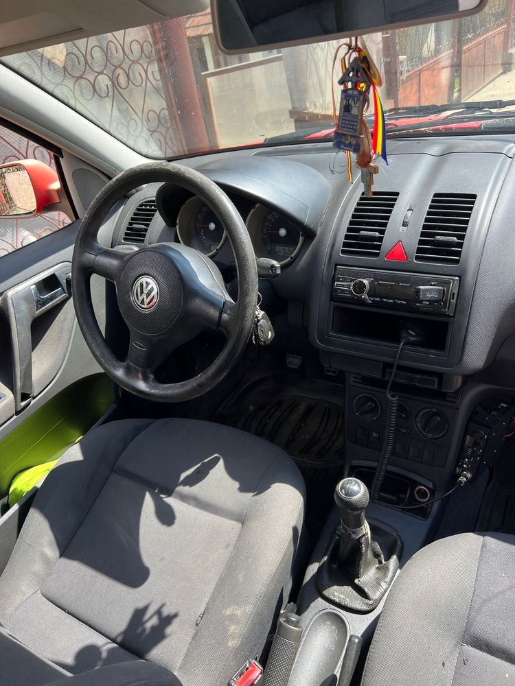Polo Volkswagen rosu