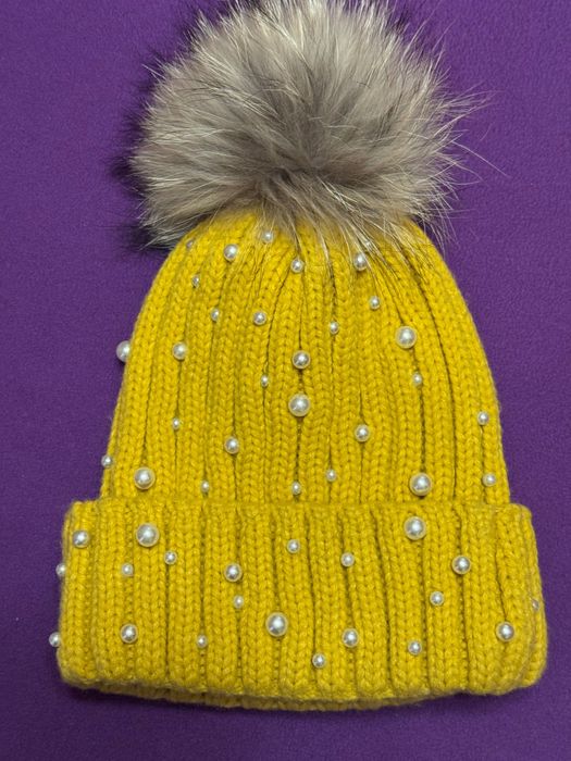 Шапка с перли и естествен заешки пух
