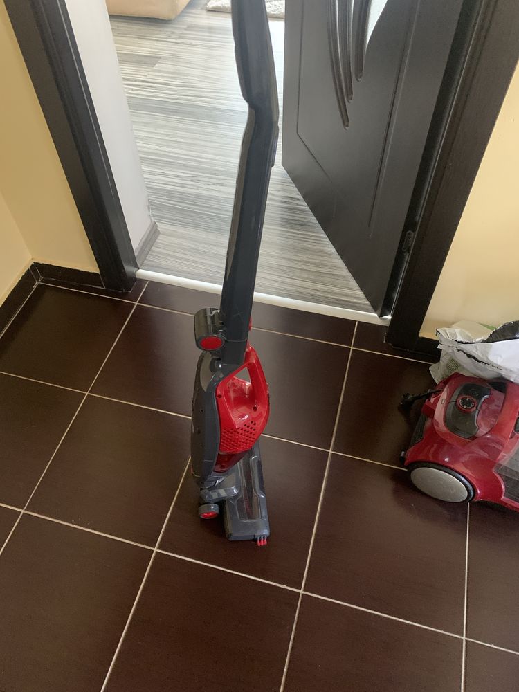 Aspratoare verticale Electrolux si Hoover