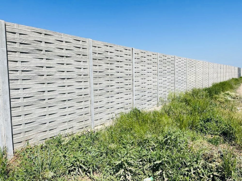 Gard de vazare din placi si stalpi beton