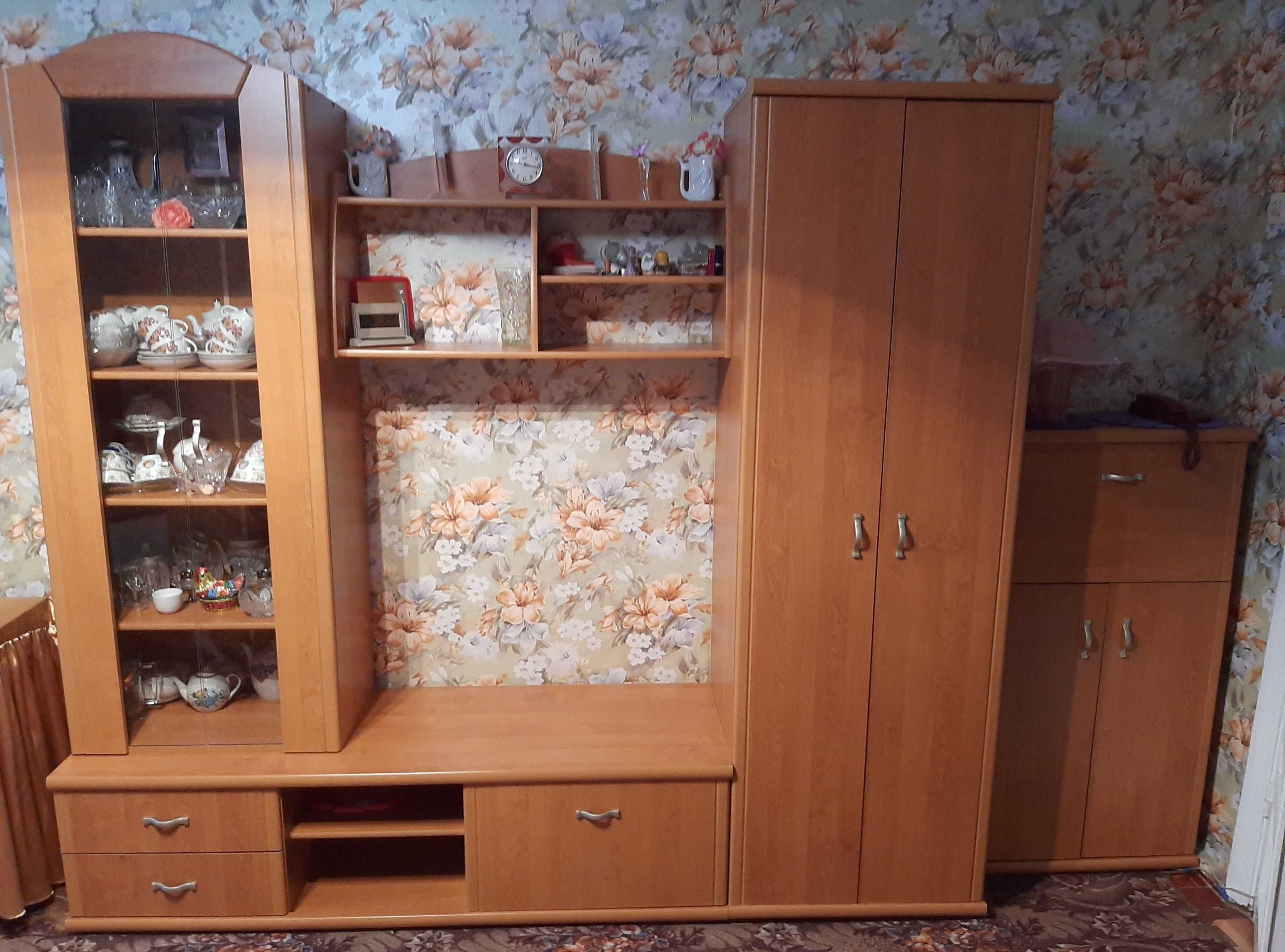 Срочно Стенка в гостнную