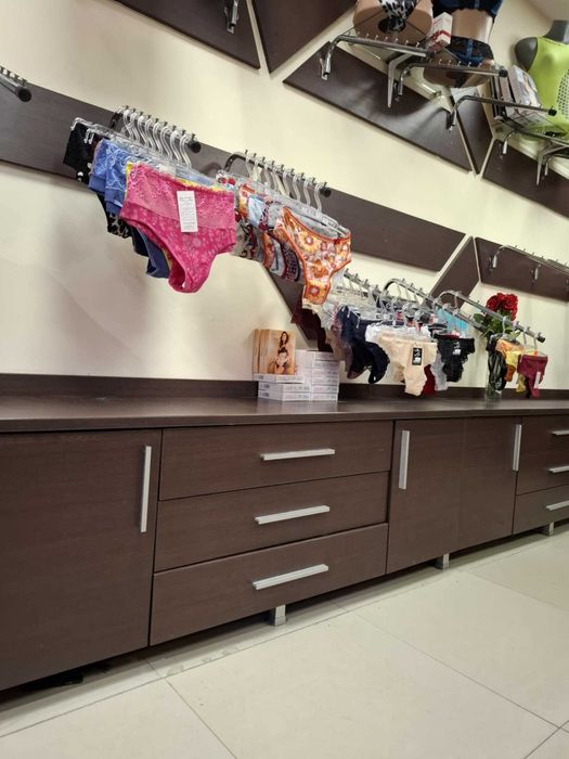 Шкафове и рафтове за магазин