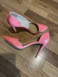Продаются  женские  туфли  розового  цвета