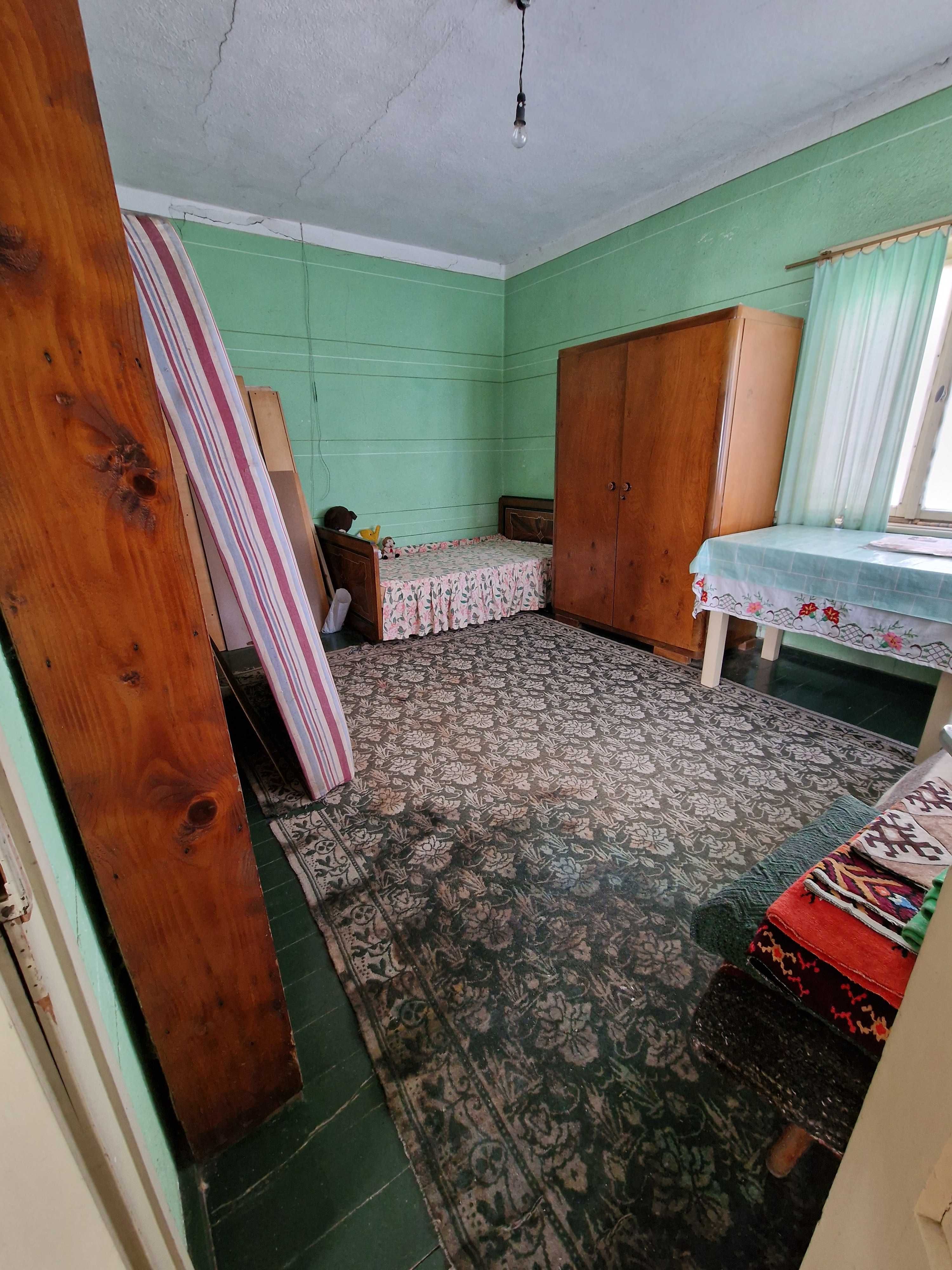 Къща с двор в гр. Априлци