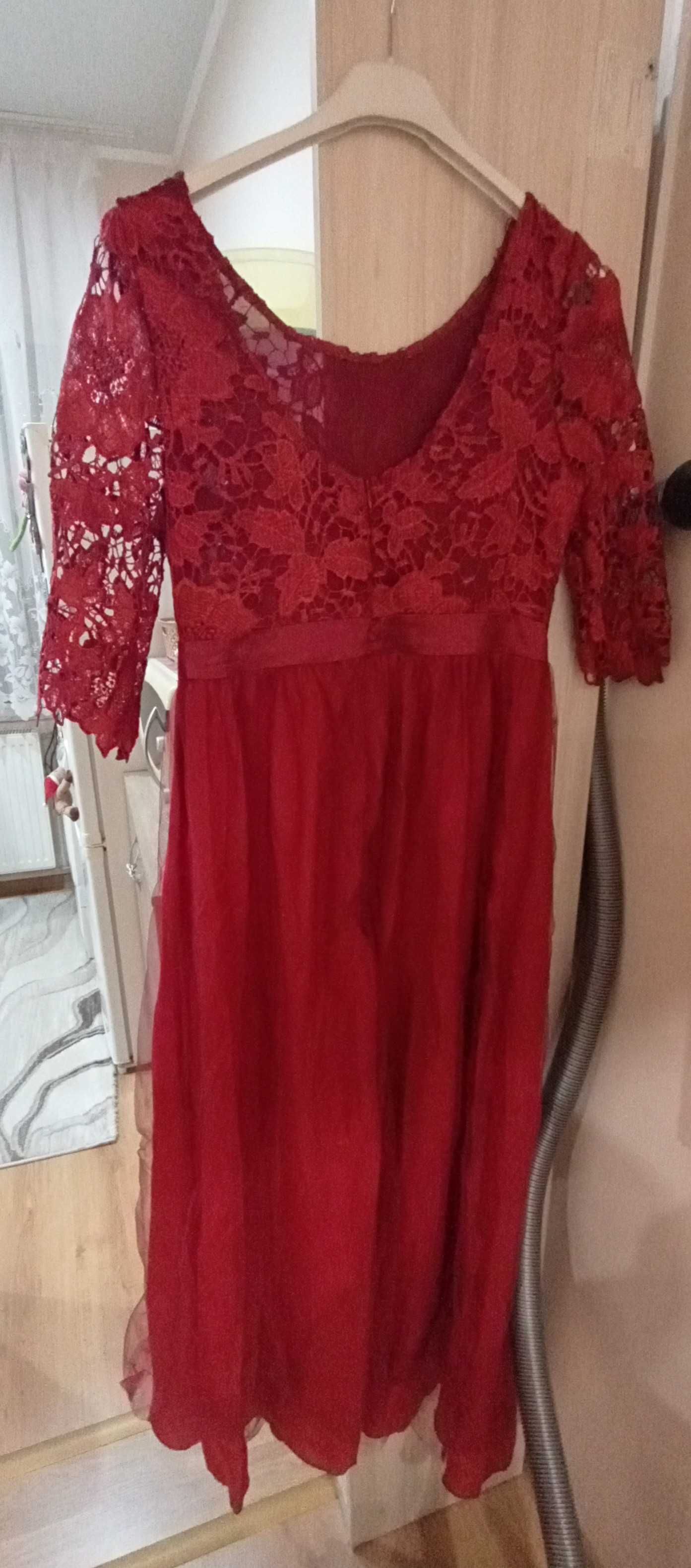 Червена дантела рокля