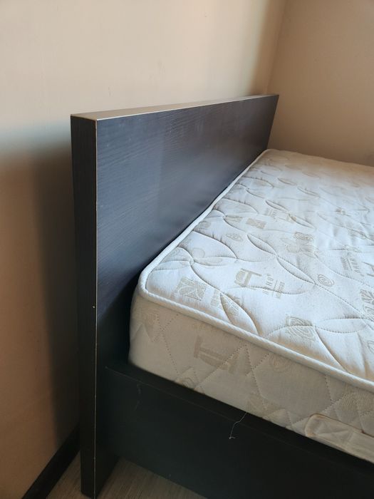 Спалня с матрак и гардероб