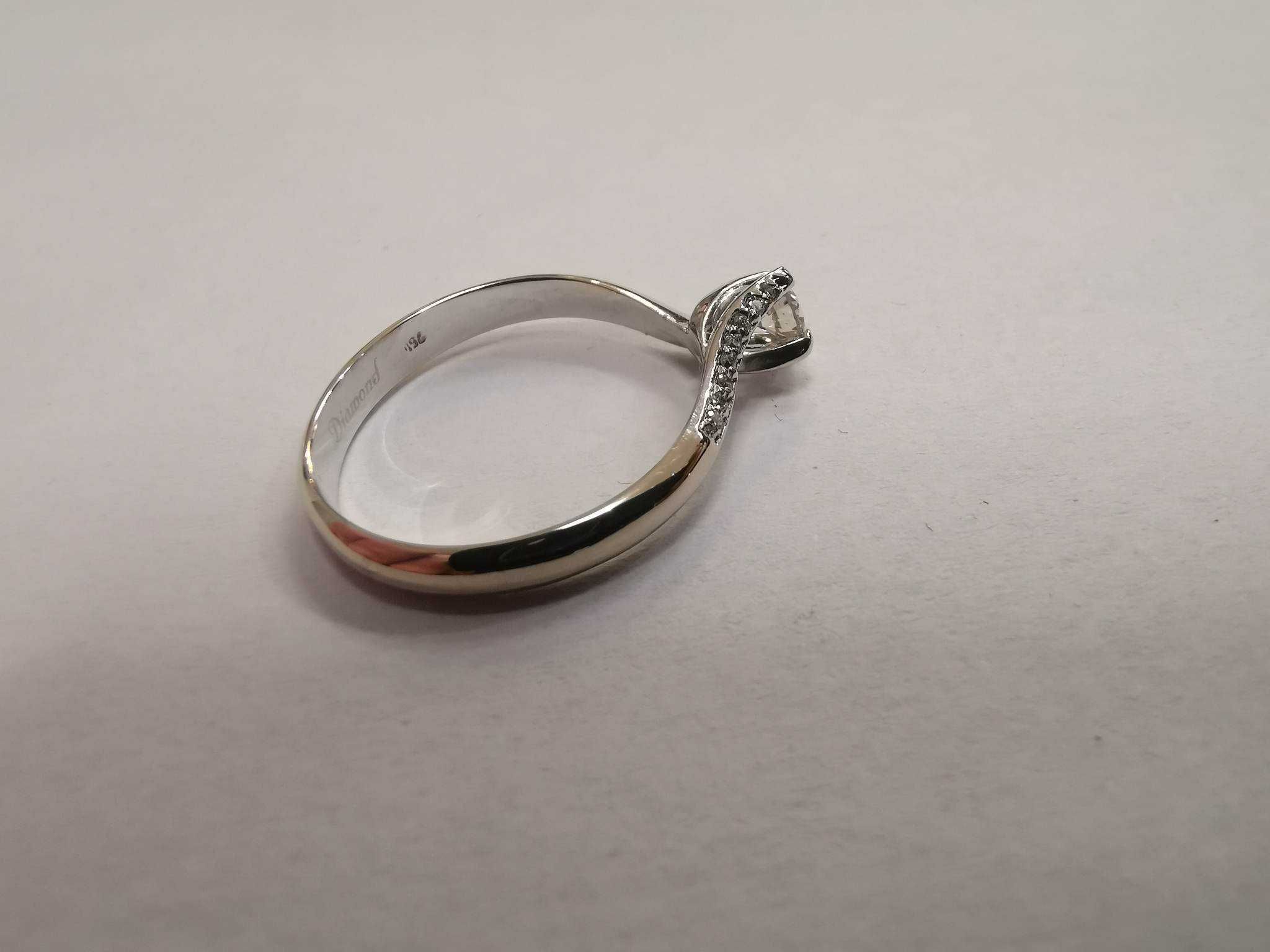 Продавам златен пръстен с диамант altinbas