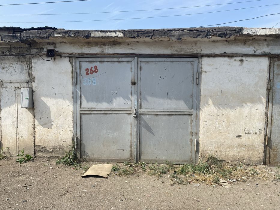 Гараж с большой ямой.