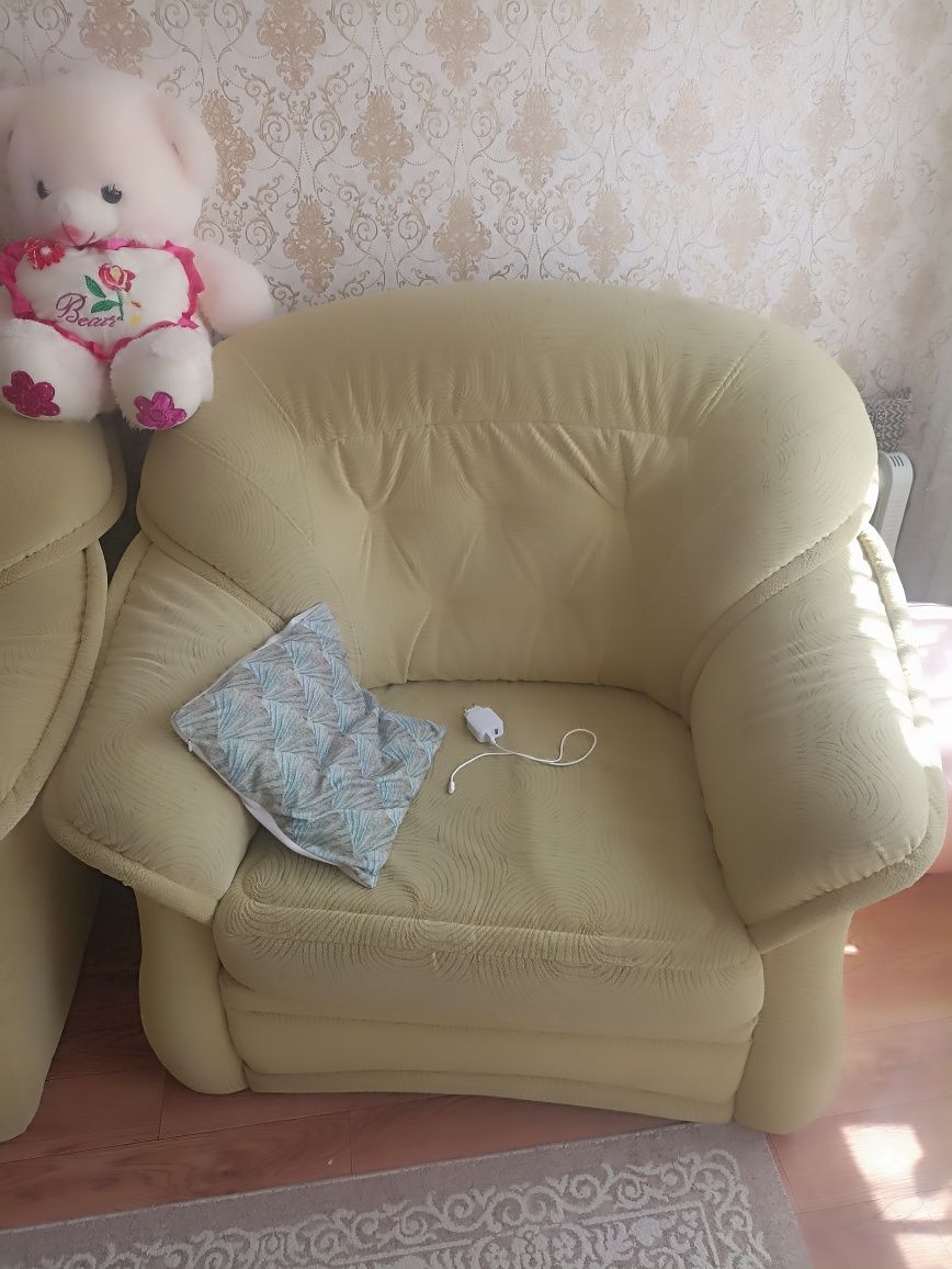 Мягкий уголок: диван, два кресло