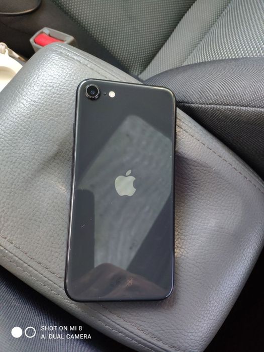Iphone Se  telefon sotiladi ideal xolatda